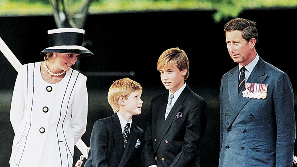 Dalam foto pada Agustus 1995 ini terlihat Putri Diana (kiri) bersama anak dan suaminya pada salah satu acara kerajaan Inggris. Mantan calon Ratu Kerajaan Inggris itu meninggal pada 31 Agustus 1997 setelah kecelakan di Paris, Perancis. 