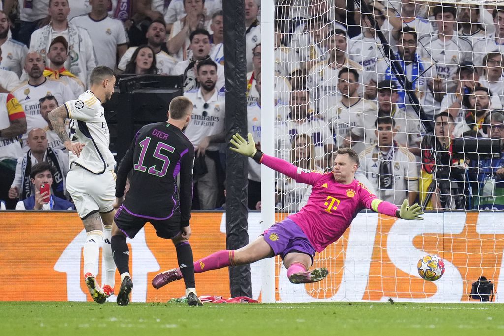 Real Madrid striker Joselu (left) scored his first goal against Bayern Munich, guarded by Manuel Neuer, during the second leg of the Champions League semifinals on Thursday (9/5/2024) morning local time.