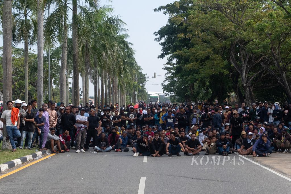 Thousands of Malay residents from several regions staged a demonstration in front of the office of the Batam Development Agency in the Riau Islands on Monday (11/9/2023).