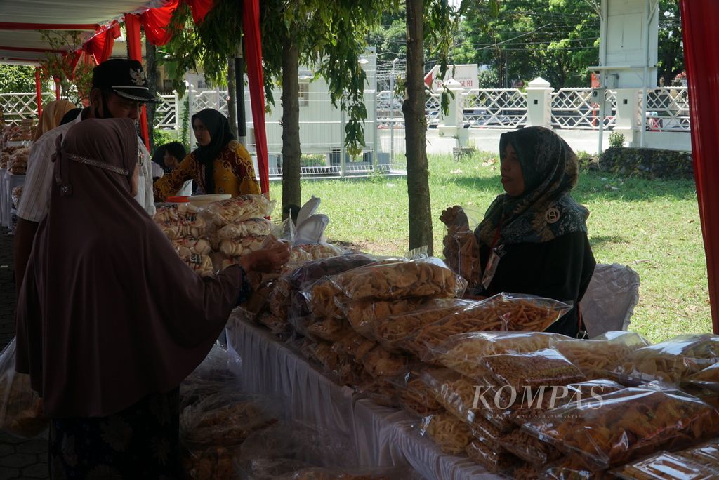 Pengunjung berbelanja kue Lebaran dalam Bazar Ramadhan yang diadakan Dinas Perindustrian dan Perdagangan Sumatera Barat di pelataran parkir Kantor Gubernur Sumbar, Kota Padang, Selasa (11/4/2023). Bazar yang digelar 11-14 April ini diikuti 200 peserta yang menjual produk UMKM, pakaian, bahan pokok, dan sebagainya. Bazar diharapkan bisa menekan laju inflasi di Sumbar.