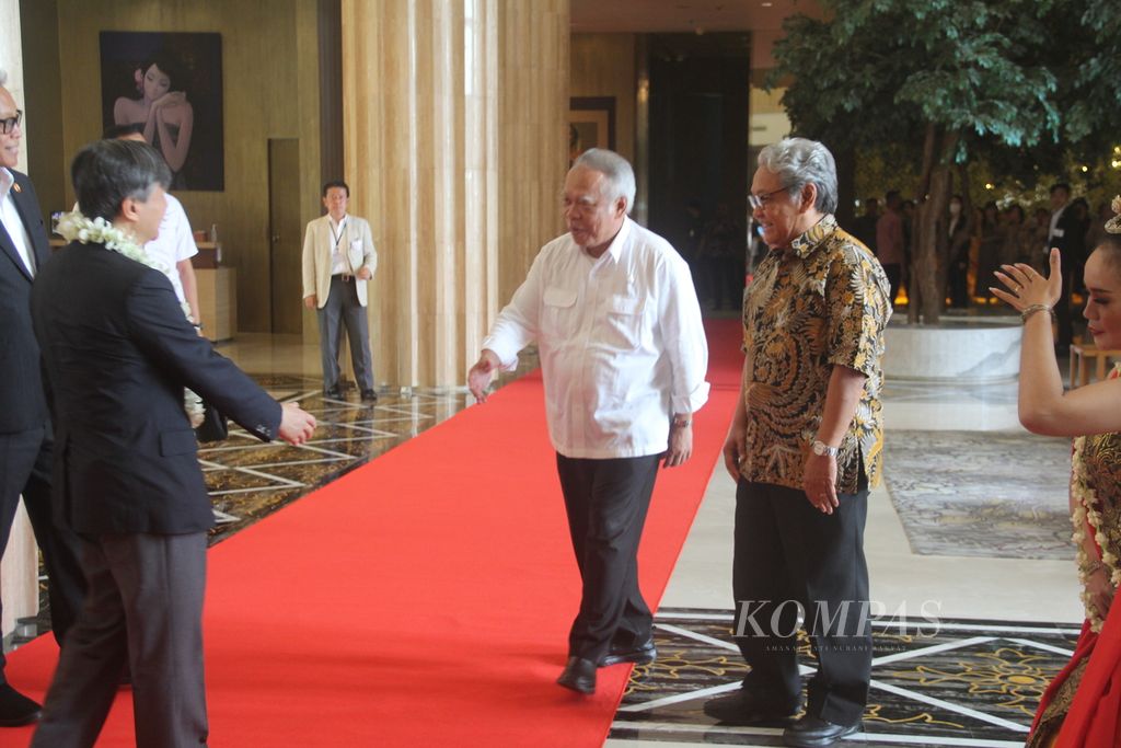 Kaisar Jepang Naruhito disambut Menteri Pekerjaan Umum dan Perumahan Rakyat Basuki Hadimuljono saat tiba di Hotel Tentrem Yogyakarta, Kota Yogyakarta, Rabu (21/6/2023) siang. 