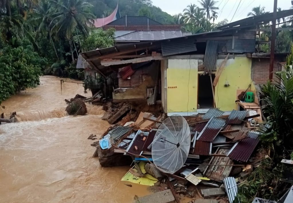 Rumah warga di bantaran Sungai Sumpur rusak akibat banjir di Nagari Sumpur Kudus, Kecamatan Sumpur Kudus, Kabupaten Sijunjung, Sumatera Barat, Selasa (12/11/2024).