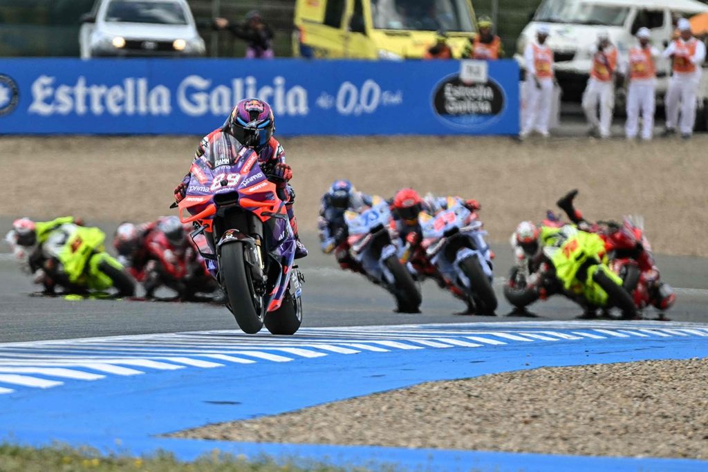 Prima Pramac racer, Jorge Martin, sped ahead while a number of racers behind him fell during the MotoGP sprint race in Spain's Jerez Circuit on Saturday (27/4/2024).