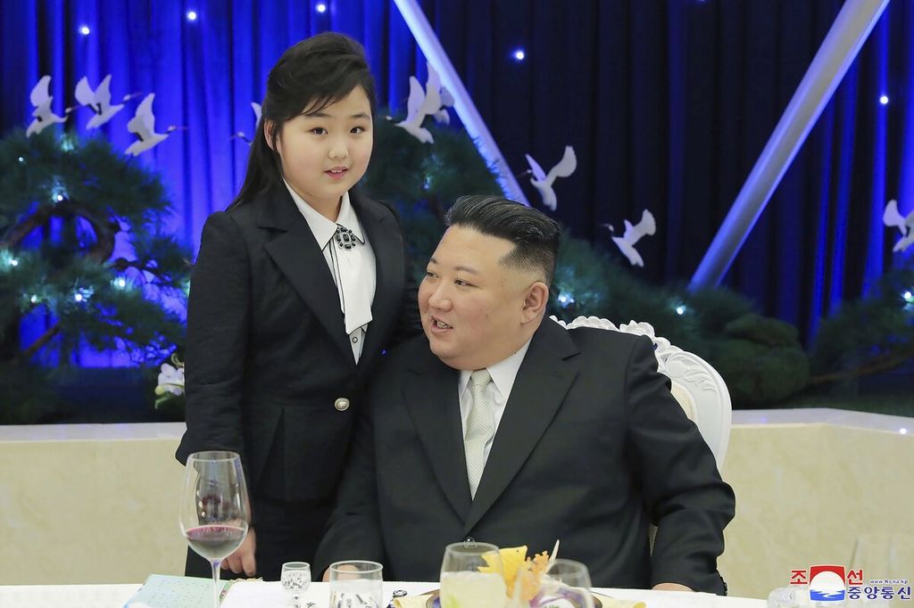 Pemimpin rezim Kim Jong Un dan putrinya sedang menghadiri peringatan 75 tahun berdirinya Korea Utara, 7 Februari 2023, di Pyongyang, Korea Utara. Kehadiran putri Kim Jon Un tersebut merupakan kemunculannya di depan publik untuk keempat kalinya yang diketahui. 