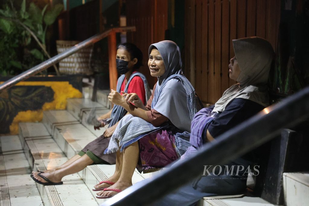 Buruh gendong menunggu pedagang yang akan menggunakan jasa mereka di Pasar Beringharjo, Yogyakarta, Selasa (7/3/2023) dini hari. 