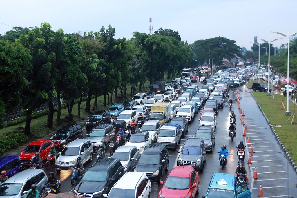 Sejumlah kendaraan terjebak kemacetan di Jalan Tanjung Barat, Jagakarsa, Jakarta Selatan, Sabtu (03/12/2022). Kemacetan terjadi setelah hujan deras mengguyur beberapa wilayah di Jakarta Selatan. Akibat dari hujan deras ruas jalan di depan Aeon Mall Tanjung Barat tergenang air. Air setinggi 20 sentimeter mengakibatkan kendaraan yang melintas harus menurunkan kecepatannya. Hal tersebut berdampak pada kemacetan panjang, mulai dari Jalan Raya Pasar Minggu sampai depan Aeon Mall. 