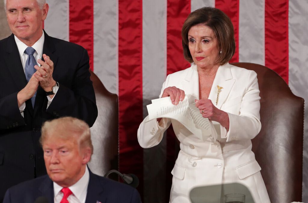 Nancy Pelosi, Ketua DPR AS (kanan), merobek salinan pidato Presiden AS Donald Trump usai mendengar presiden dari Partai Republik ini menyampaikan pidato State of The Union di Gedung Capitol, Washington DC, Selasa (4/2/2020).  