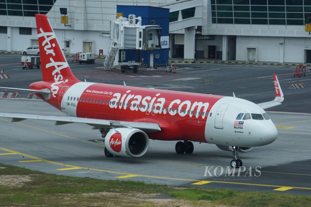 Pesawat Air Asia saat parkir di Bandara Kuala Lumpur Internasional, Malaysia, Jumat (12/7/2019).