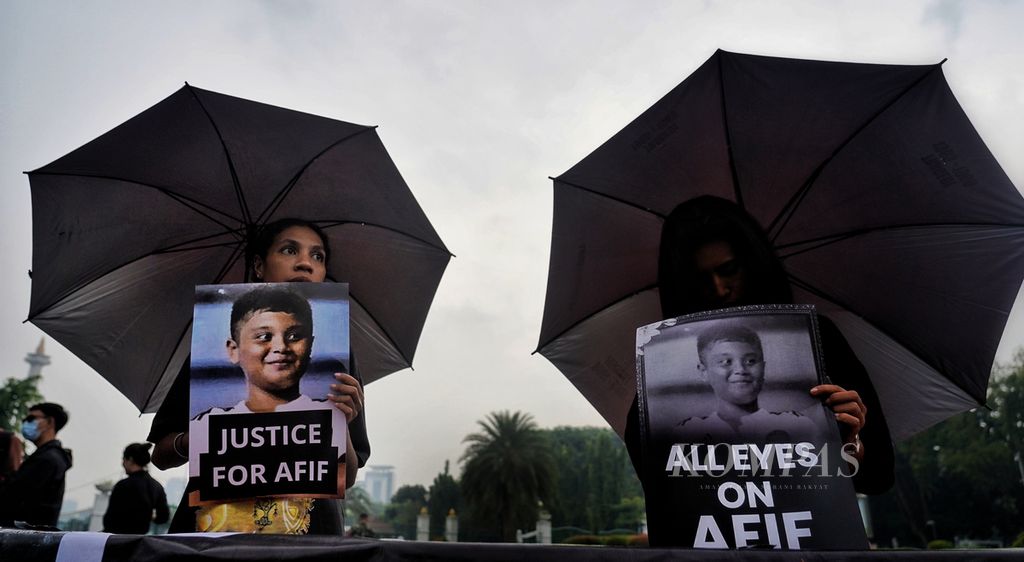 Para peserta Aksi Kamisan membawa poster foto Afif Maulana, remaja asal Padang, Sumatera Barat, yang tewas karena diduga akibat kekerasan aparat kepolisian, saat menggelar aksi di seberang Istana Merdeka, Jakarta, Kamis (4/7/2024). 