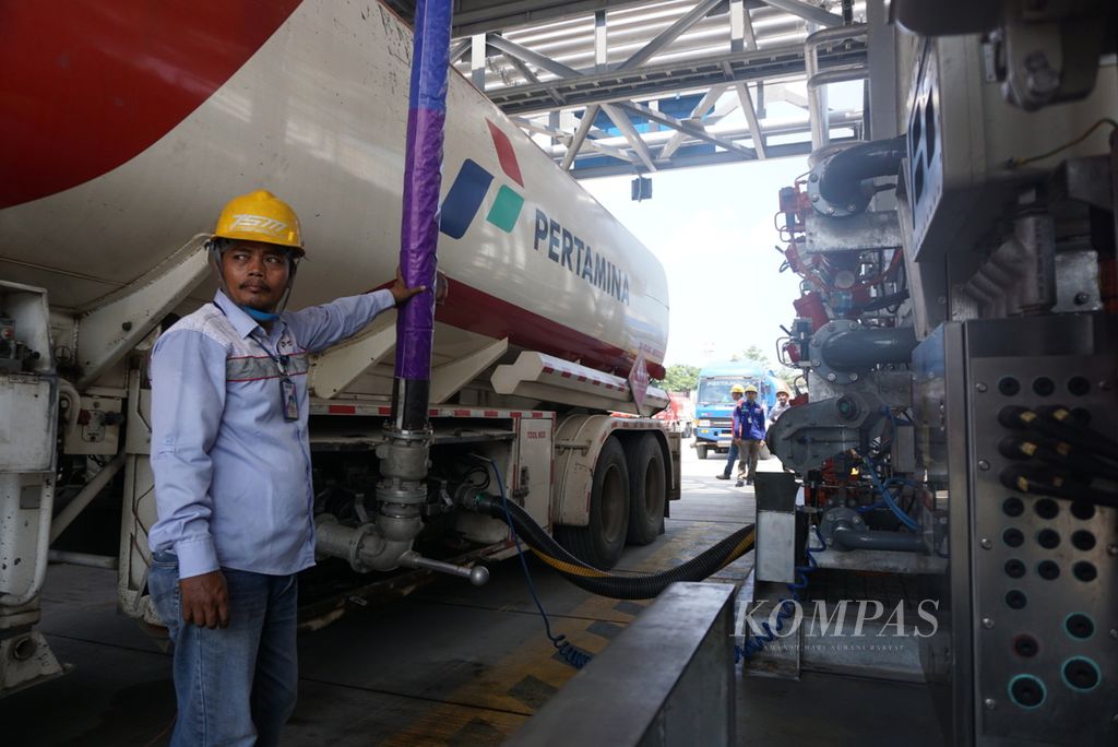 Petugas sedang melakukan pengisian BBM di Terminal BBM Panjang, Bandar Lampung, yang telah dilengkapi fasilitas New Gantry System (NGS), Rabu (9/5/2018). Dengan beroperasinya fasilitas NGS, pengisian BBM bisa lebih cepat dan kualitasnya juga terkontrol.