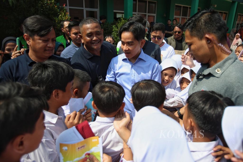 Wakil Presiden terpilih Gibran Rakabuming Raka menyalami para siswa di SD Negeri Sentul 02 Kabupaten Bogor, Jawa Barat, Selasa (23/7/2024). 