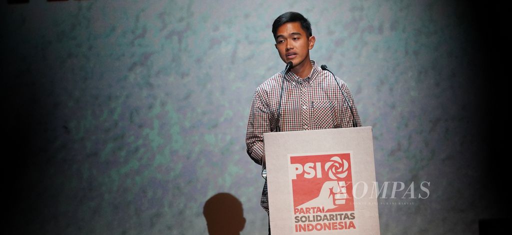 Ketua Umum Partai Solidaritas Indonesia (PSI) Kaesang Pangarep berpidato di hadapan para kader PSI dari berbagai wilayah di Indonesia saat acara Kopi Darat Nasional (KOPDARNAS) : Deklarasi Politik PSI di Ballroom Djakarta Theater, Jakarta, Senin (25/9/2023). 