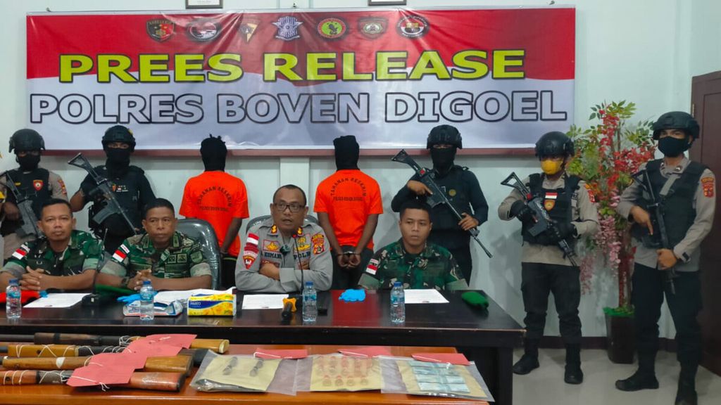 Konferensi pers terkait penangkapan dua pelaku yang akan menyuplai empat pucuk senjata api dan 18 butir amunisi bagi kelompok kriminal bersenjata wilayah Pegunungan Bintang di Markas Polres Boven Digoel, Papua Selatan, Jumat (20/1/2023).