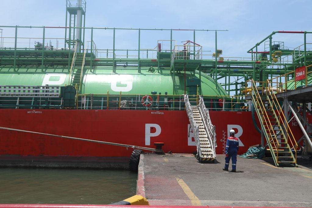 Gas Ambalat, kapal PT Pertamina pengangkut elpiji, bersandar di Pelabuhan Cirebon, Jawa Barat, Jumat (18/9/2020). 