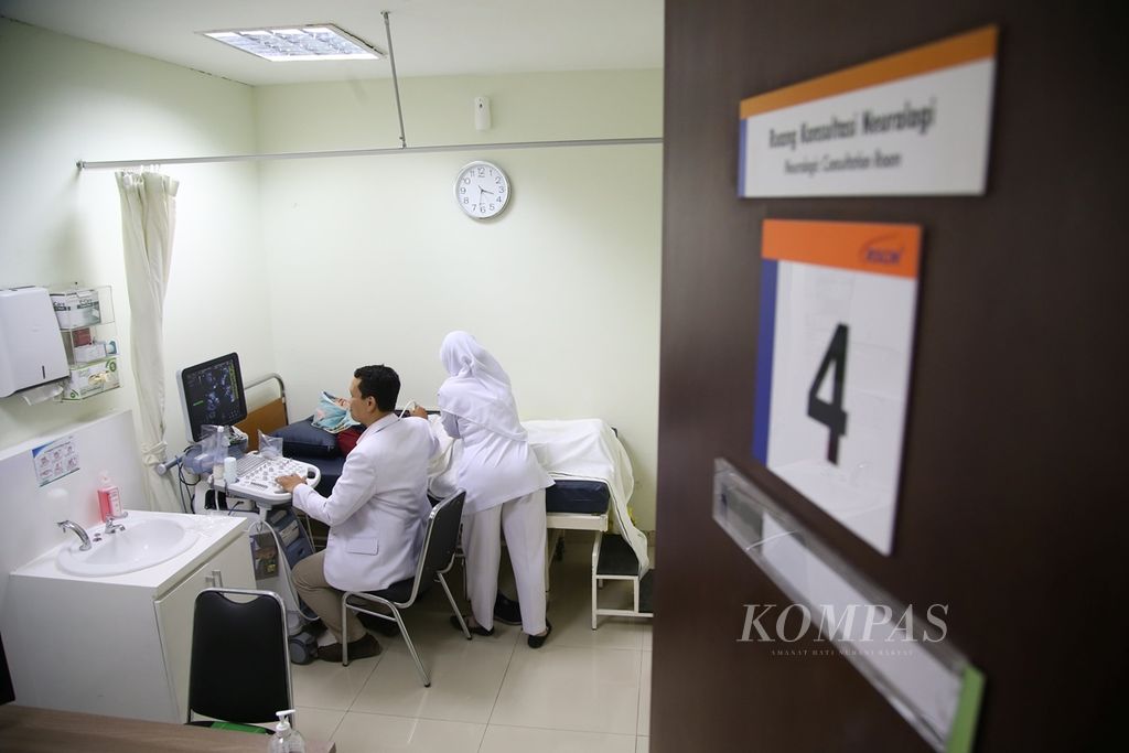 Dokter dibantu perawat memeriksa kandungan seorang pasien di Rumah Sakit Umum Pusat Nasional (RSUPN) Dr Cipto Mangunkusumo, Jakarta, Senin (18/11/2019). 