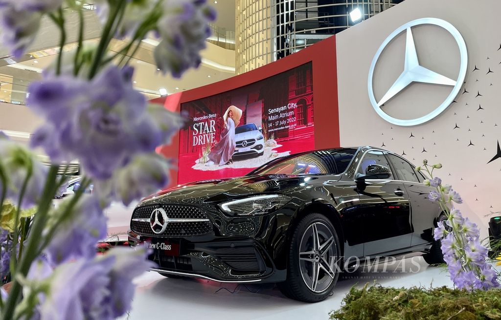 Mercedes-Benz C 300 AMG Line diluncurkan dalam acara ekshibisi Mercedes-Benz Star Drive di Senayan City, Jakarta, Kamis (14/7/2022), hingga Minggu (17/7/2022). 