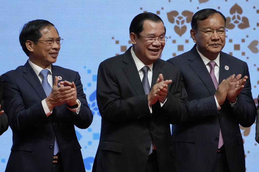 Perdana Menteri Kamboja Hun Sen (tengah) bertepuk tangan dalam sesi foto bersama pada pembukaan Pertemuan Ke-55 Para Menteri Luar Negeri ASEAN di Phnom Penh, Kamboja, Rabu (3/8/2022). 