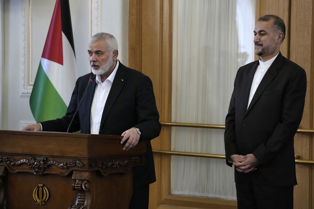 Pemimpin Hamas Ismail Haniyeh (kiri) memberikan keterangan kepada media bersama Menteri Luar Negeri Iran Hossein Amir Abdollahian (kanan) di Teheran, Iran, 26 Maret 2024.  