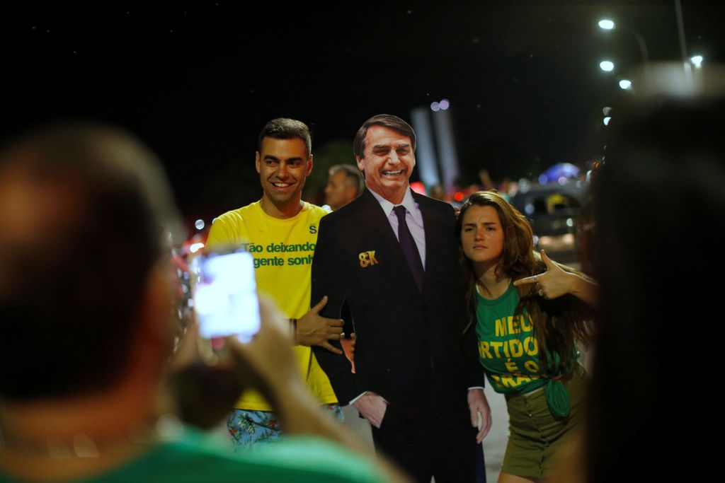 Arsip foto memperlihatkan pendukung Jair Bolsonaro, anggota parlemen sayap kanan dan calon presiden dari Partai Sosial Liberal (PSL), bereaksi setelah Bolsonaro memenangi pemilihan presiden di Brasilia, Brasil, 28 Oktober 2018.