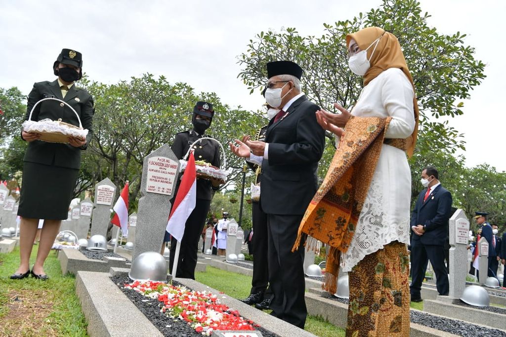 Wakil Presiden Ma’ruf Amin didampingi Ibu Wury Ma’ruf Amin berdoa setelah menaburkan bunga di pusara pada upacara Ziarah Nasional dalam rangkaian peringatan Hari Pahlawan tahun 2022 di Taman Makam Pahlawan Nasional Utama Kalibata, Jakarta Selatan, Kamis (10/11/2022).