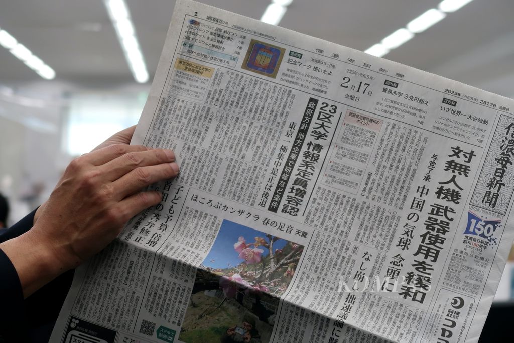 Tampilan halaman depan koran <i>Shinano Mainichi Shimbun</i> atau <i>Shinmai</i> di ruang redaksi <i>Shinmai</i>, di Nagano, Jepang, Jumat (17/2/2023). <i>Shinmai</i> merupakan koran lokal terbesar keempat di Jepang yang terbit pada pagi dan sore.