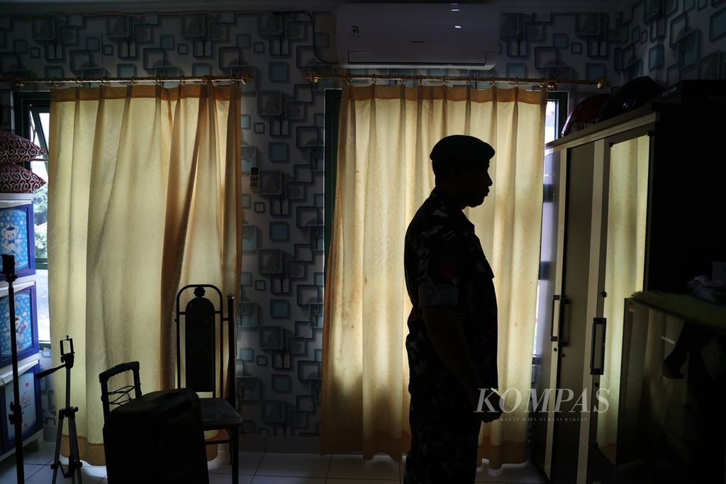 Salah satu prajurit TNI AD di ruma dinasnya di Rumah Susun Kompleks Prajurit TNI AD di Cililitan, Jakarta Timur, Selasa (6/9/2022). Terdapat lima tower dalam kompleks rumah susun prajurit TNI AD 
