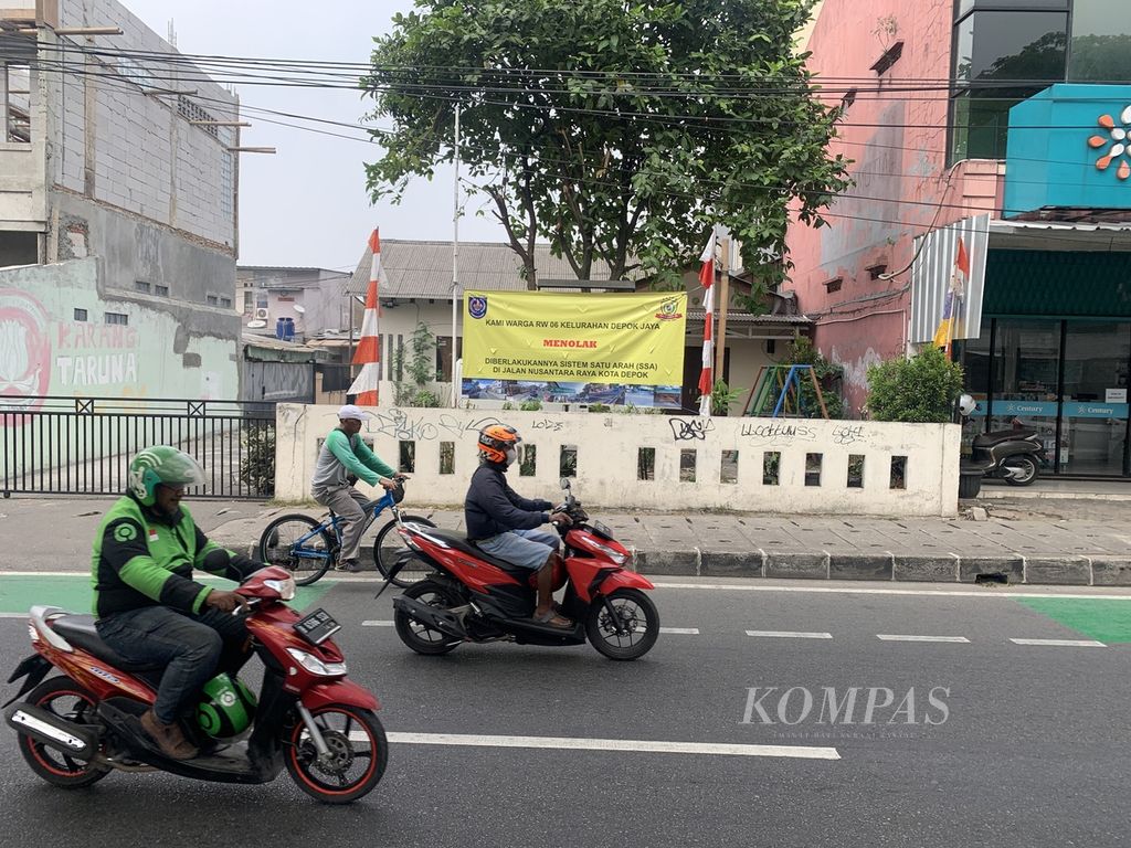 Spanduk penolakan warga pemberlakuan rekayasa lalu lintas sistem satu arah (SSA) di Jalan Arif Rahman Hakim, Depok, Jawa Barat, Senin (7/8/2023).