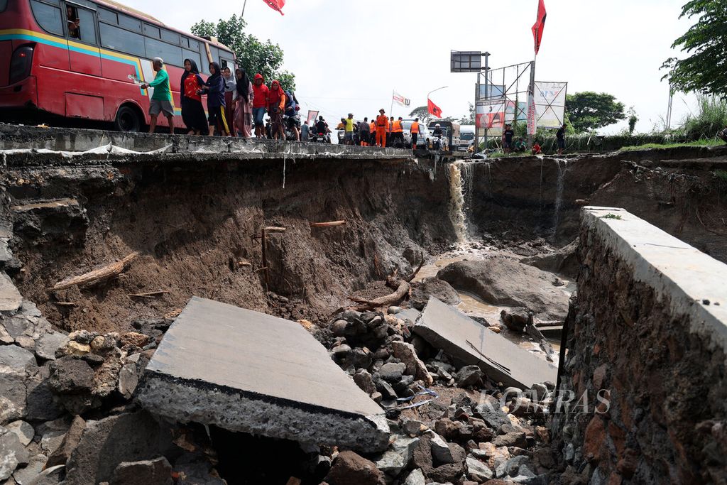The road embankment collapsed and was damaged after the Tuntang River overflowed and caused flooding in Gubug Village, Gubug District, Grobogan Regency, Central Java, on Tuesday (6/2/2024). The flood from the Tuntang River overflow that occurred since early morning caused road access to be cut off, the river embankment to break, and inundation of residential areas and public facilities. Until now, traffic flow has been diverted to several alternative routes.