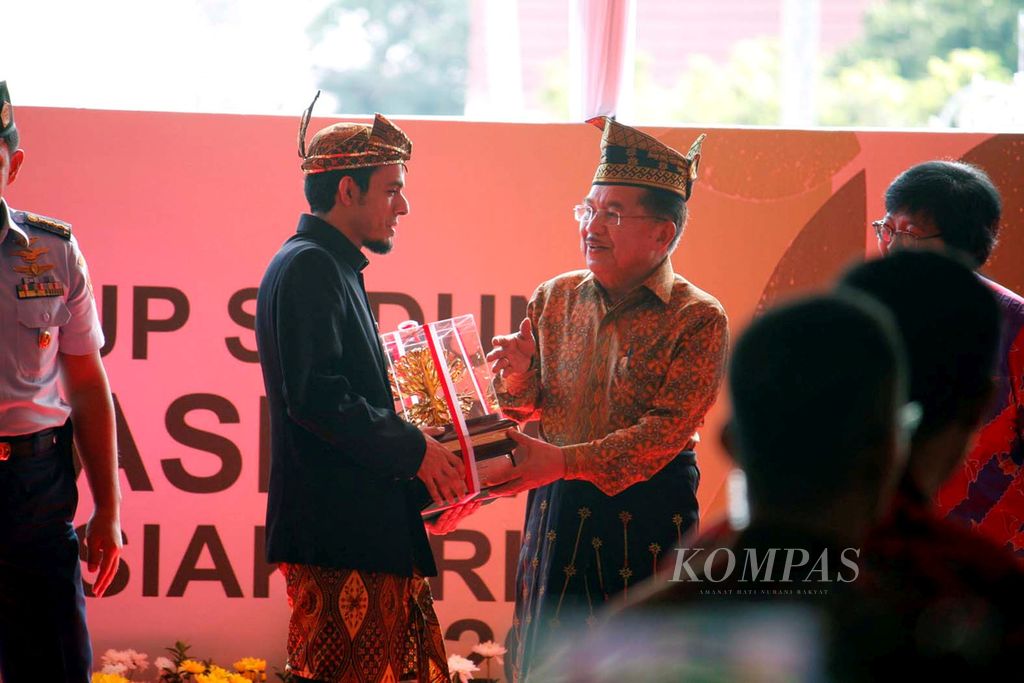 Wakil Presiden Jusuf Kalla memberikan penghargaan Kalpataru kepada Gamal Albinsaid, praktisi pengelolaan sampah asal Kota Malang, Jawa Timur, Jumat (22/7/2016), dalam peringatan Hari Lingkungan Hidup Sedunia di Siak, Riau.