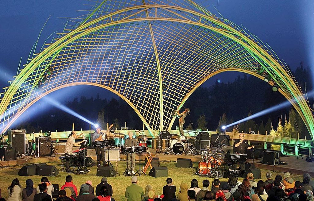 Penampilan musisi  dalam perhelatan Jazz Gunung Bromo di ampiteater terbuka  Jiwa Jawa Resor, Bromo, Jumat (18/8).