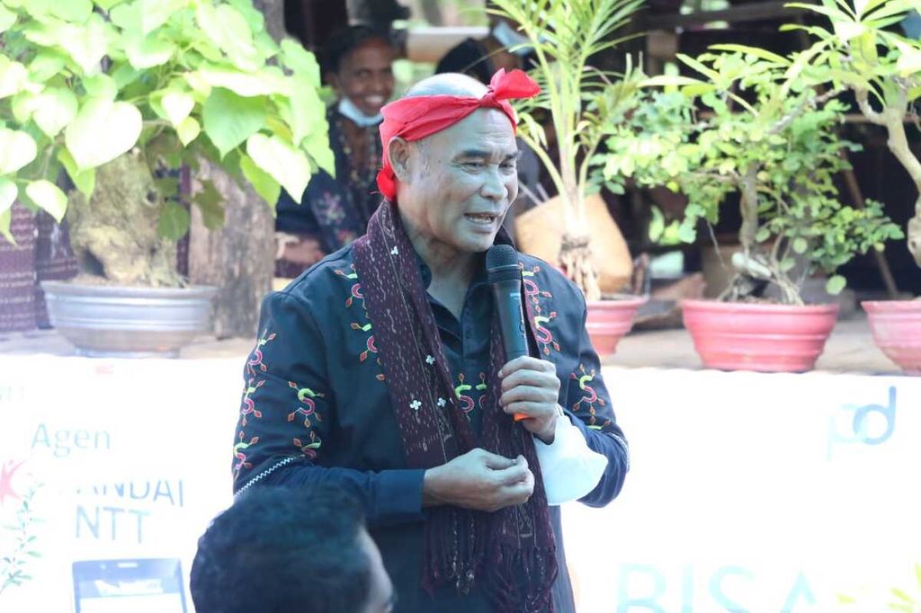 Gubernur NTT Viktor Bungtilu Laiskodat melakukan kunjungan ke Pulau Flores selama dua pekan pada April 2022. Ia mengenakan pakaian adat Flores Timur.