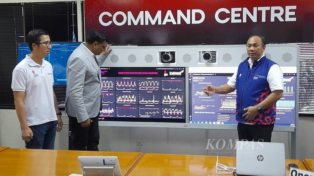 Wayan Toni Supriyanto (right), Secretary of the Directorate General of Post and Information Technology at the  Communications and Information Technology (Kominfo) Ministry, and Indosat Ooredoo Hutchison President Director and CEO  Vikram Sinha (center) at the command center room of Indosat Ooredoo Hutchison in Kuta, Badung, on Friday (11/11/2022). Indosat Ooredoo Hutchison and Huawei are committed to supporting the G20 Summit by providing reliable telecommunications services.
