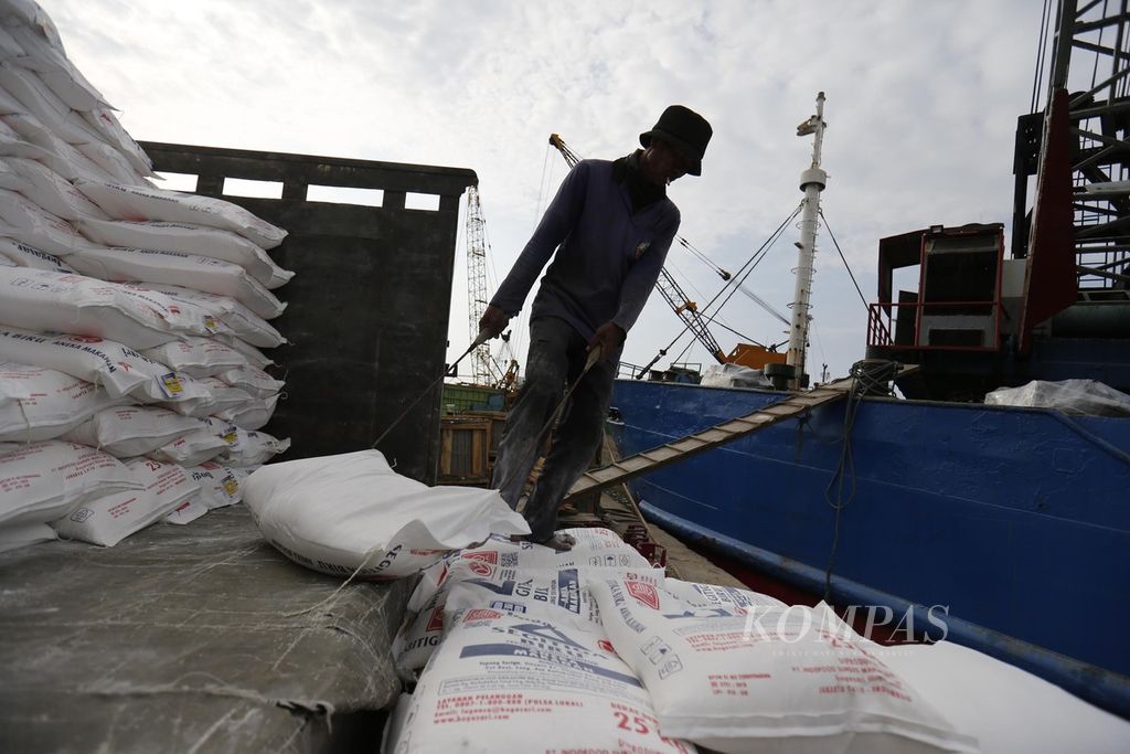 Buruh membongkar tepung terigu yang akan dikirim ke Pulau Natuna dengan menggunakan kapal di Pelabuhan Sunda Kelapa, Jakarta Utara, Jumat (30/6/2023). 