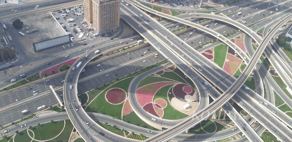 Pemandangan jaringan jalan di kota Dubai, Uni Emirat Arab, yang diambil dari sisi luar gedung pencakar langit Sky View di ketinggian 219,5 meter, Sabtu (23/3/2024).
