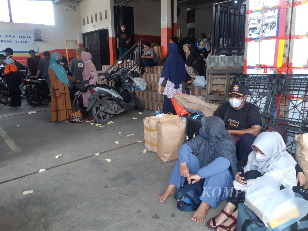 Sejumlah penumpang menunggu keberangkatan bus di Perusahaan Rosalia Indah, Palembang, Sumatera Selatan, Senin (10/4/2023). Sejumlah penumpang memilih mudik lebih awal guna menghindari macet di perjalanan.