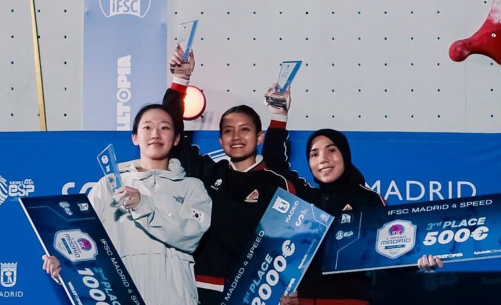 Pemanjat tebing Indonesia, Desak Made Rita Kusuma Dewi (tengah), meraih gelar juara IFSC 4 Speed di Madrid, Spanyol, Minggu (20/10/2024) dini hari WIB. Adapun Rajiah Sallsabillah (kanan) meraih medali perunggu setelah finis di urutan ketiga.