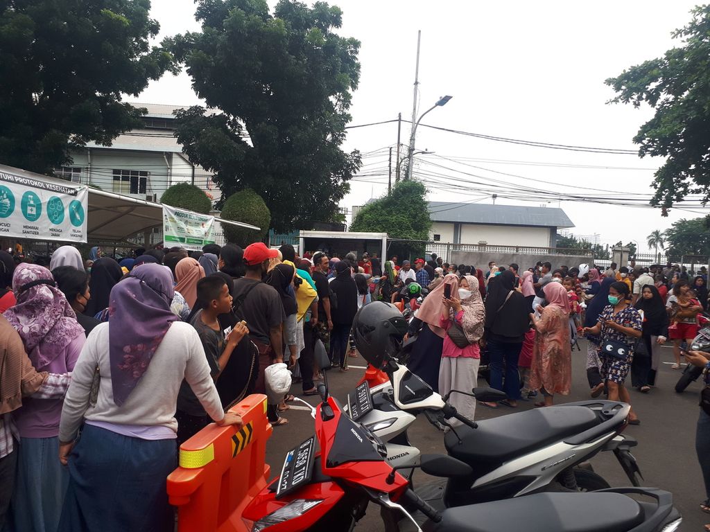 Antrean warga untuk mencairkan Bantuan Pangan Bersubsidi DKI Jakarta di Food Station Tjipinang Raya, Pisangan Timur, Pulo Gadung, Jakarta Timur, Jumat (2/12/2022).
