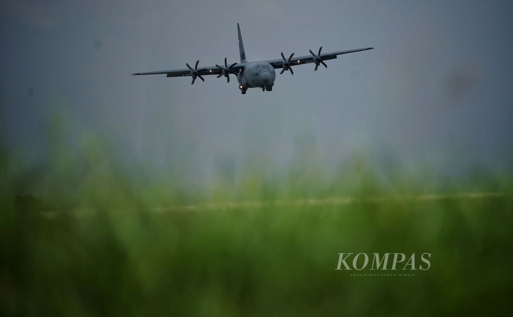 Pesawat C-130 J-30 Super Hercules A-1339 TNI AU saat di udara menuju Landasan Udara Halim Perdanakusuma, Jakarta, Senin (6/3/2023). 