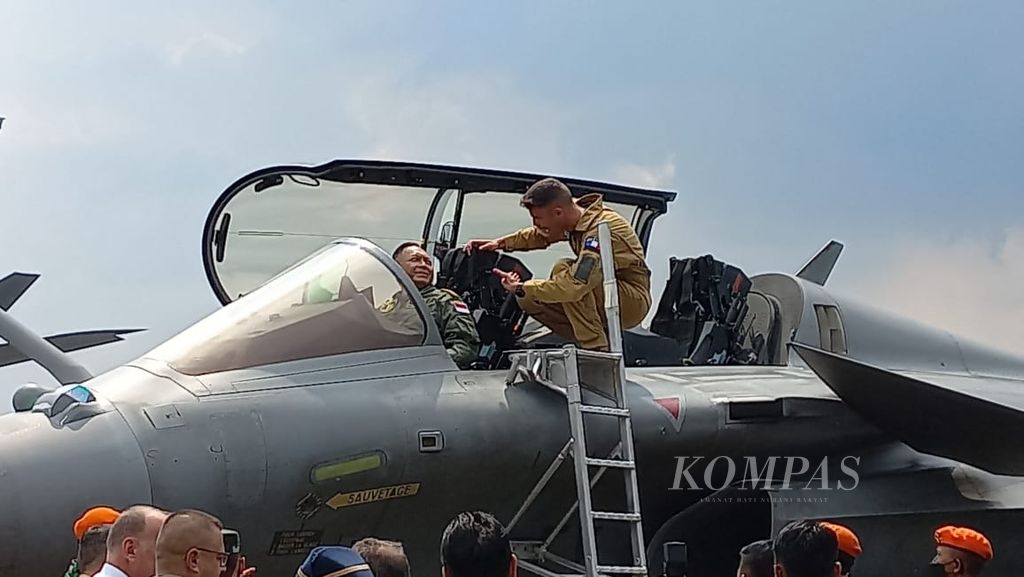 Kepala Staf TNI Angkatan Udara Marsekal Fadjar Prasetyo mendengar keterangan dari seorang pilot Angkatan Udara Perancis tentang kokpit Rafale, Senin (12/9/2022), di apron selatan Pangkalan Udara Halim Perdanakusuma, Jakarta Timur.