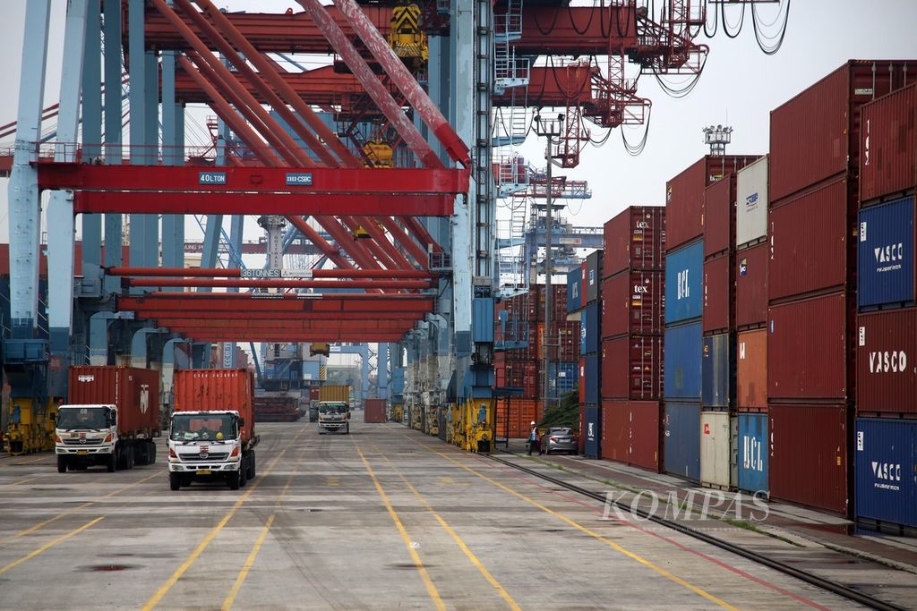 Truk mengangkut peti kemas yang baru saja diturunkan dari kapal barang di Pelabuhan Tanjung Priok, Jakarta, Kamis (25/4/2024).