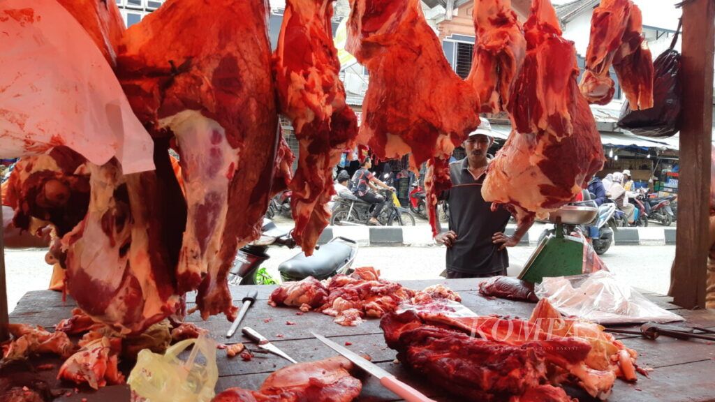 Pasar daging di Ulee Kareng, Kota Banda Aceh, Aceh, Senin (12/4/2021). Perayaan hari meugang membuat harga daging di Aceh melonjak.