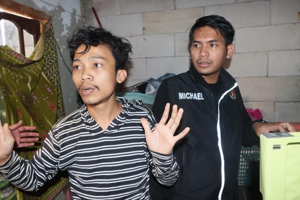 Satgas Operasi Mantap Brata (OMB) Polres Metro Jakarta Utara menangkap salah satu pelaku kriminal di Gang Macan, Kalibaru, Cilincing, Jakarta Utara, Kamis (19/10/2023).