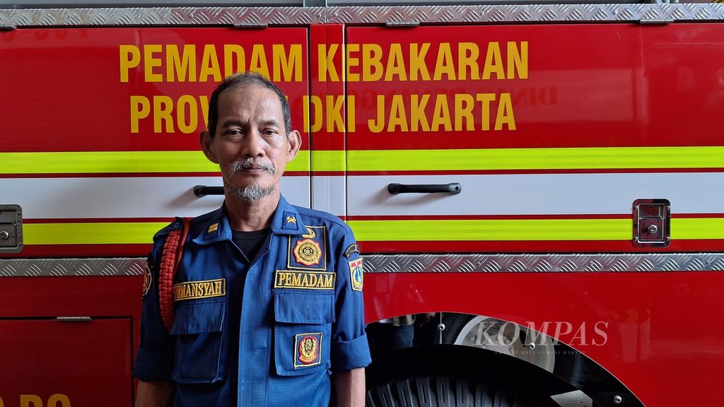 Petugas penanggulangan kebakaran dan penyelamatan di Pos Menteng, Jakarta Pusat, Senin (8/4/2024).