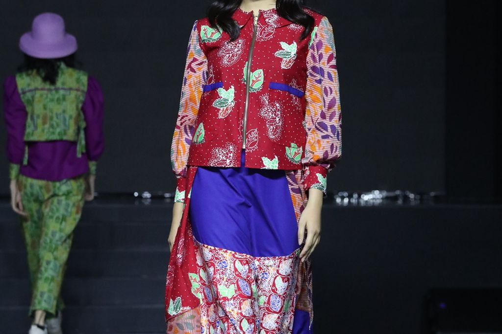Koleksi Andriana Okta x Rolla Batik dalam Jakarta Fashion Trend.