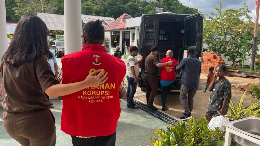 Aparat Kejaksaan Negeri Sorong membawa tersangka kasus dugaan korupsi anggaran Dinas Kependudukan dan Pencatatan Sipil Kabupaten Maybrat ke Lembaga Pemasyarakatan Sorong, Papua Barat Daya, Kamis (22/6/2023).