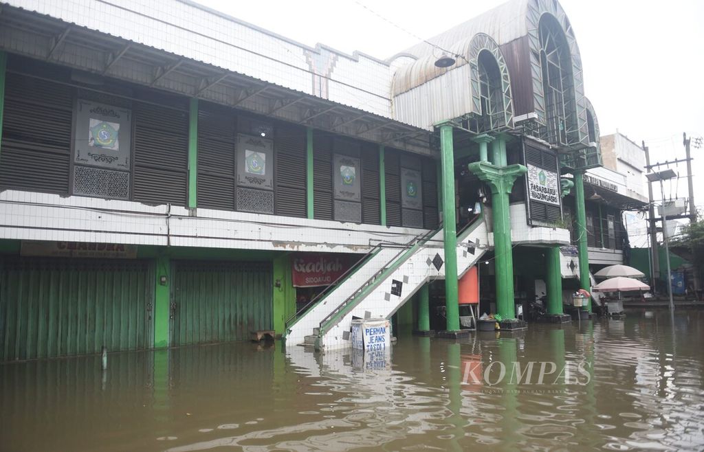 Pasar Wadungasri tergenang banjir di Kecamatan Waru, Sidoarjo, Rabu (7/2/2024). Banjir di pasar tersebut telah berlangsung selama dua hari. Kejadian tersebut membuat banyak pedagang memilih tidak berjualan. Banjir di Kecamatan Waru berdampak kepada 4000 kk. 