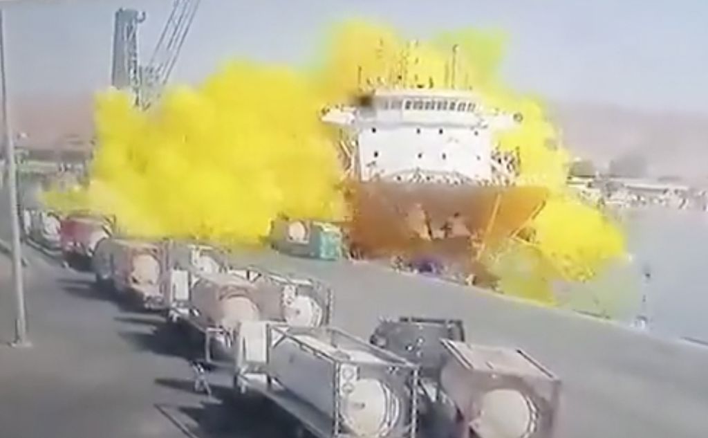 Dalam foto yang diambil dari CCTV dan disiarkan oleh Al-Mamlaka TV tampak semburan gas klorim dari tangki penyimpanan yang jatuh dari katrol saat hendak diangkut di pelabuhan Aqaba, Jordania, Senin (27/6/2022).
