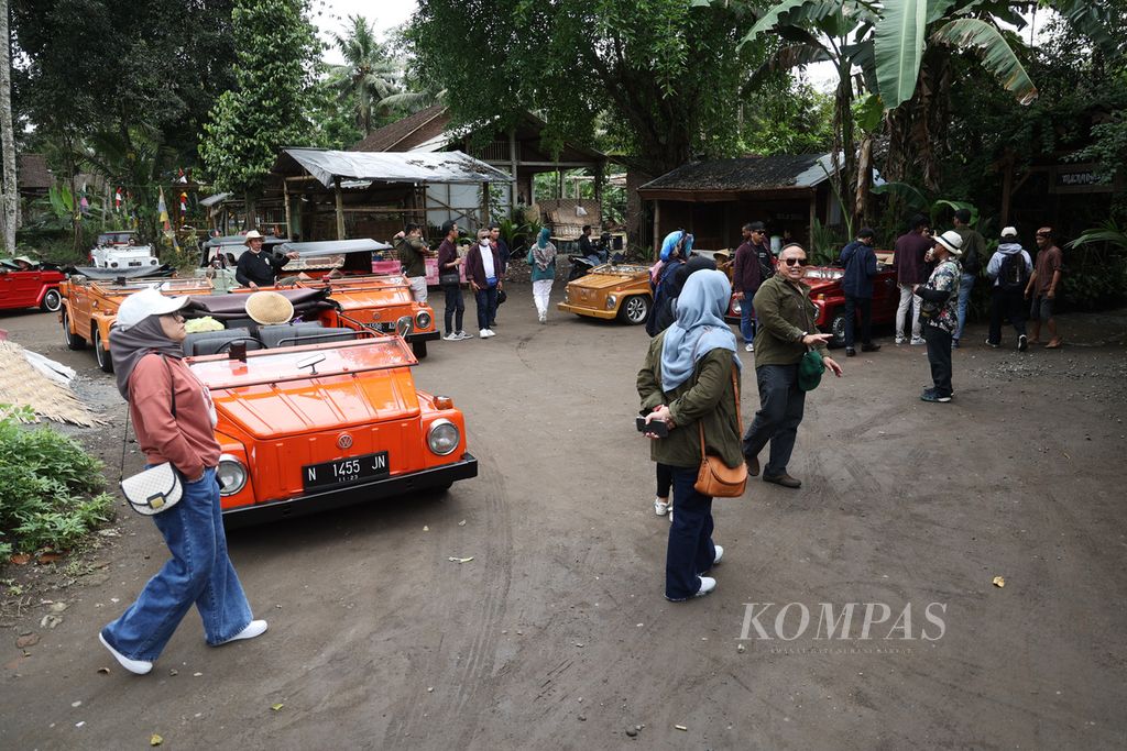 Wisatawan asal Jawa Barat mendatangi tempat wisata edukasi tentang gula jawa di Gubuk Kopi, Desa Karangrejo, Borobudur, Magelang, Jawa Tengah, Rabu (19/10/2022).