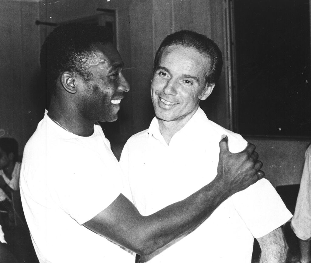 Dokumentasi Maret 1970 ini memperlihatkan megabintang Brasil, Pele (kiri), berbincang dengan rekannya, Mario Zagallo. Pele gembira dengan penunjukan Zagallo sebagai pelatih baru Brasil. Zagallo tutup usia pada Jumat (5/1/2024) waktu setempat.