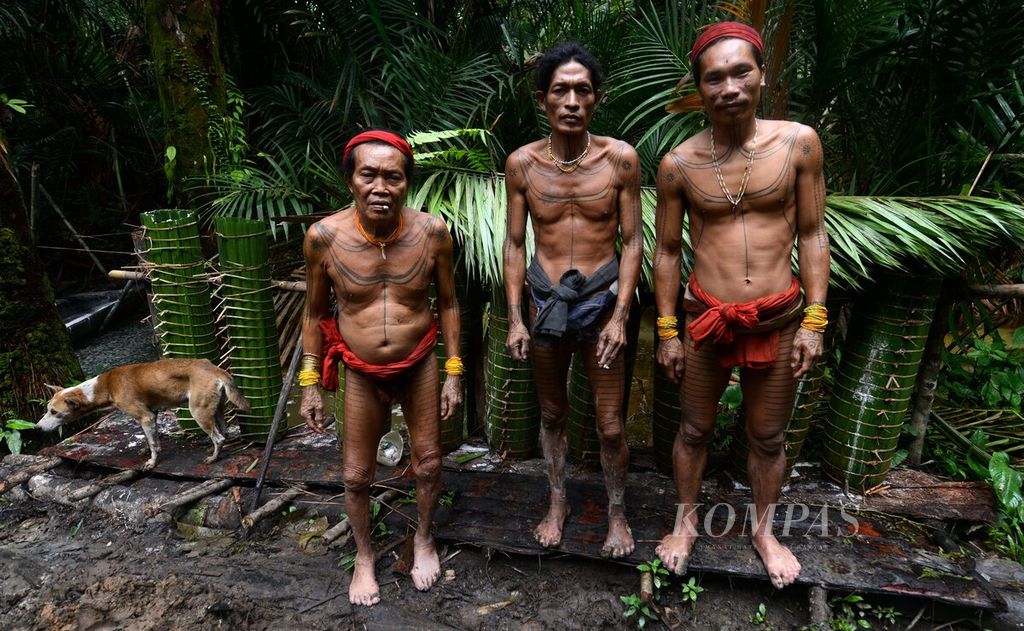 Sikerei Aman Lau Lau, Aman Lain, dan Aman Goddai (kiri ke kanan) di Dusun Buttui, Desa Madobag, Kecamatan Siberut Selatan, Kepulauan Mentawai, Sumatera Barat, Kamis (28/7/2022).